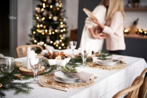 mesa puesta para eventos navideños